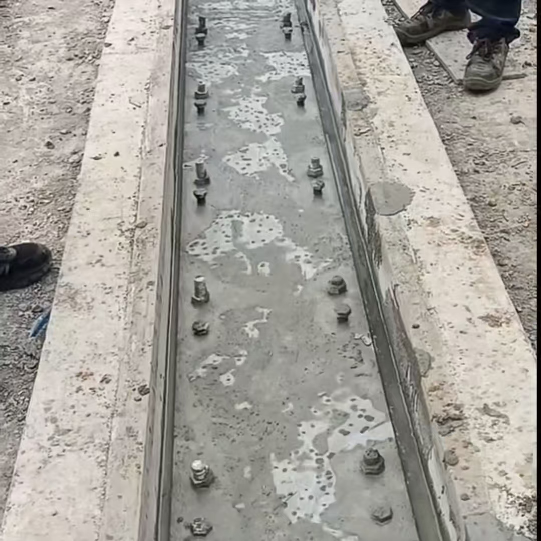 让胡路港口码头起重机龙门吊重型机械设备稳固用早强快凝轨道胶泥